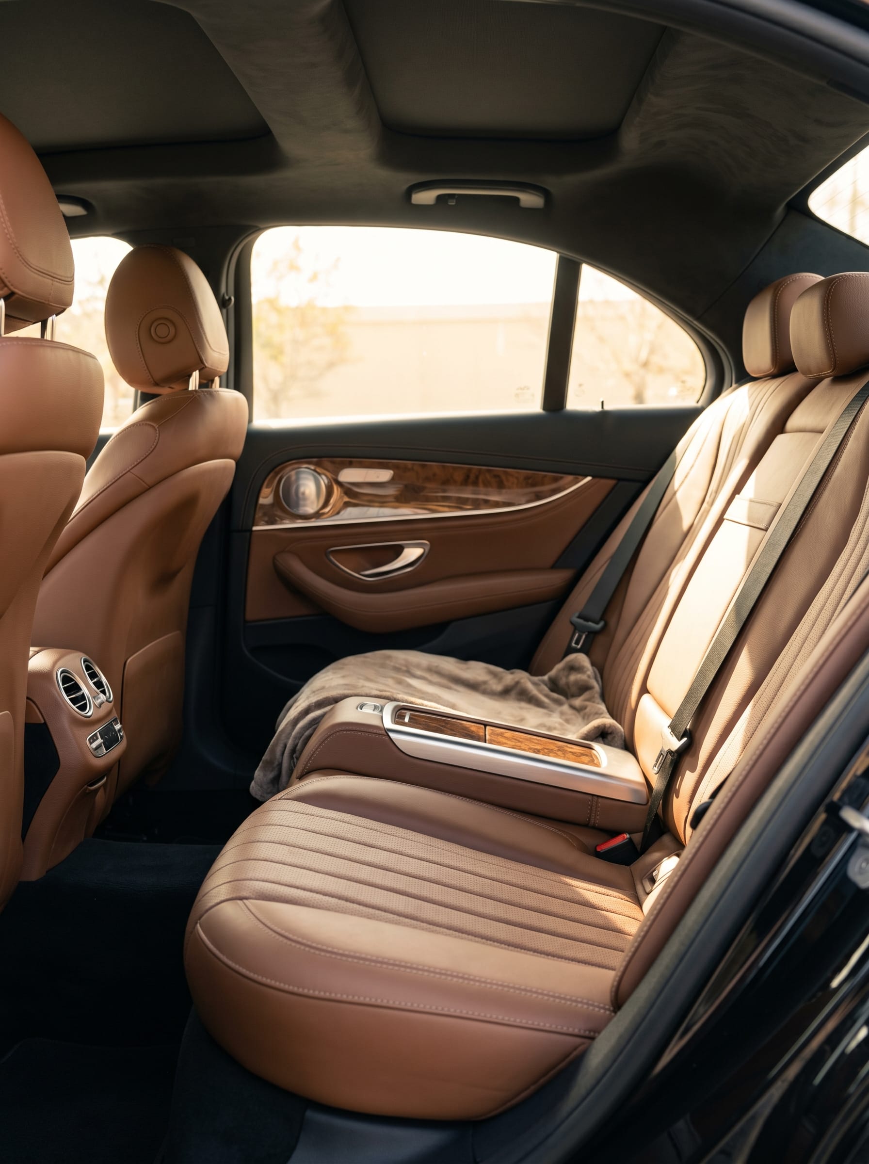 Beige Ledersitze im Fond einer Mercedes S-Klasse